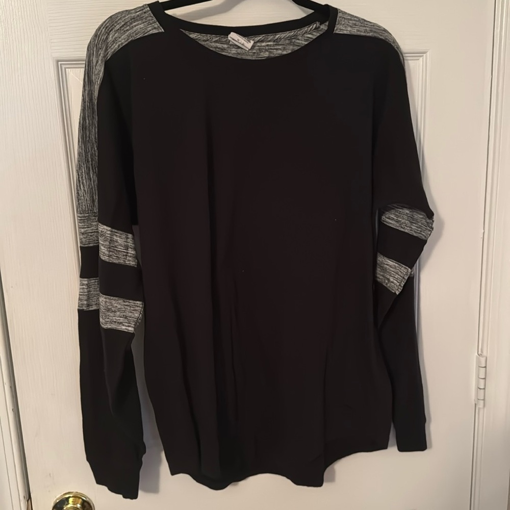 PINK Victoria’s Secret T-shirt Size M Color Gray Black